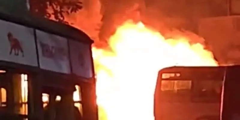 मुजफ्फरनगर के शामली बस स्टैंड पर खड़ी दो प्राइवेट बसों में लगी भीषण आग, मची भगदड़, आग ने लिया विकराल रूप