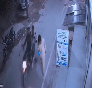 गाजियाबाद: बेखौफ बाइक सवार बदमाशों ने युवक से झपटा मोबाइल, सनसनीखेज वारदात सीसीटीवी में कैद