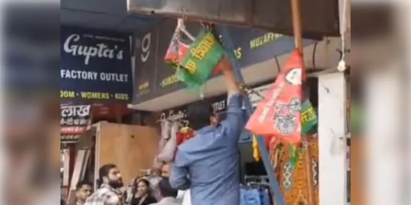 मेरठ के सेंट्रल मार्केट में सपा के झंडे लगाने पर भड़के भाजपाई, झंडे उतार फेंके, 3 व्यापारी गिरफ्तार, थाने पर हुआ भारी हंगामा