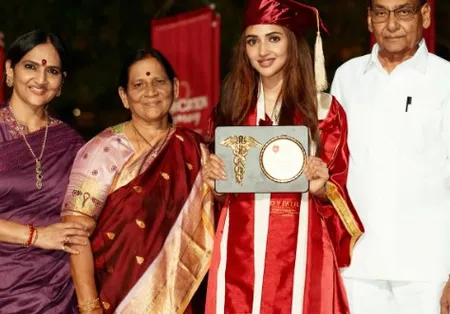 खूबसूरती और दिमाग का मेल: अभिनय के साथ पूरा किया एमबीबीएस का सपना, श्रीलीला ने सोशल मीडिया पर साझा कीं तस्वीरें