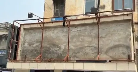 ‘एक साल दिल्ली बेहाल, याद आ रहे केजरीवाल’ होर्डिंग विवाद पर गरमाई सियासत