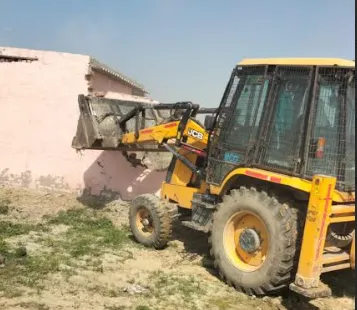 ग्रेटर नोएडा प्राधिकरण ने बिसरख में अवैध निर्माण ध्वस्त कर 30 हजार वर्ग मीटर जमीन मुक्त कराई