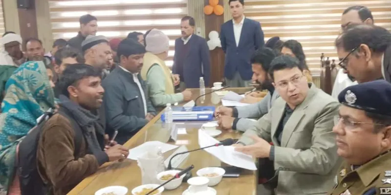 शामली में निजी अस्पताल पर गंभीर लापरवाही का आरोप, मंडलायुक्त से की गई शिकायत