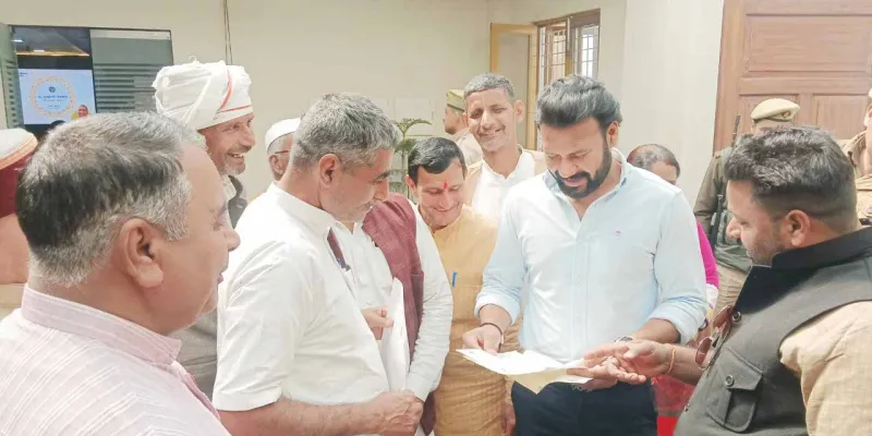 शामली: किसानों ने हेमराज कॉलोनी धरना हटाने का विरोध करते हुए डीएम को सौंपा ज्ञापन