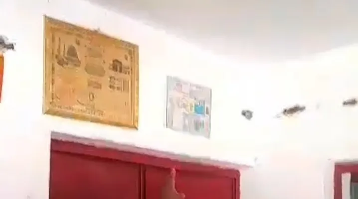 संभल में सरकारी स्कूल की दीवारों में लिखी गईं कुरान की आयतें, हिंदू संगठनों के विरोध पर दो अध्यापक निलंबित