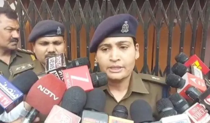 बाल्मीकि समाज के दो पक्षों में पथराव व फायरिंग,पड़ोसी संविदा सफाईकर्मी की मौत,बेटा घायल