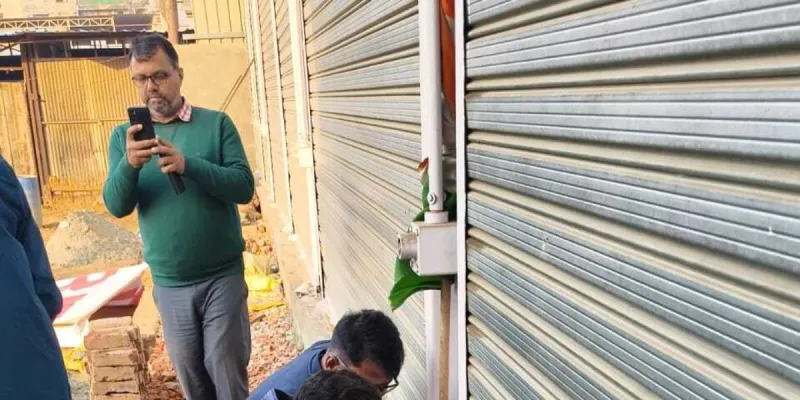 ग्रेटर नोएडा: शाहबेरी में शत्रु संपत्ति पर बने अवैध साम्राज्य पर चला प्राधिकरण का चाबुक; नौ दुकानें की गईं सील