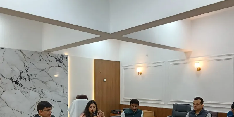 नोएडा-ग्रेटर नोएडा में सभी लिफ्टों का रजिस्ट्रेशन अनिवार्य, डीएम की समीक्षा बैठक
