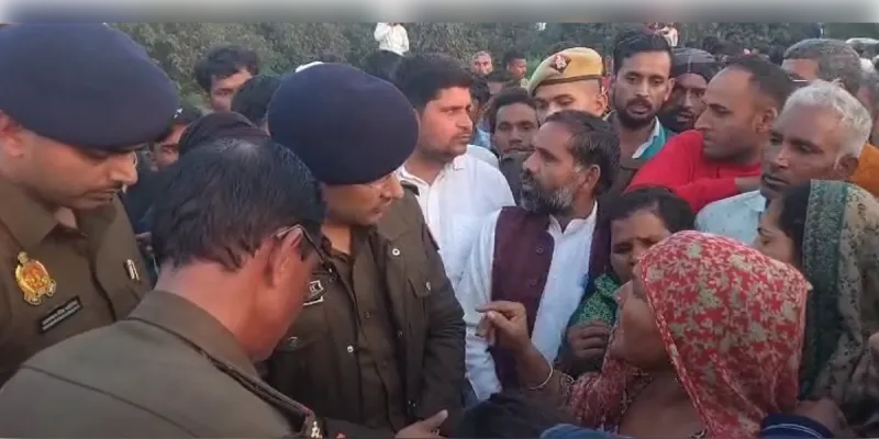 अमरोहा गोलीकांड: मेरठ में हरिओम की मौत से सलामतपुर में भारी तनाव, शव सड़क पर रख परिजनों ने लगाया जाम