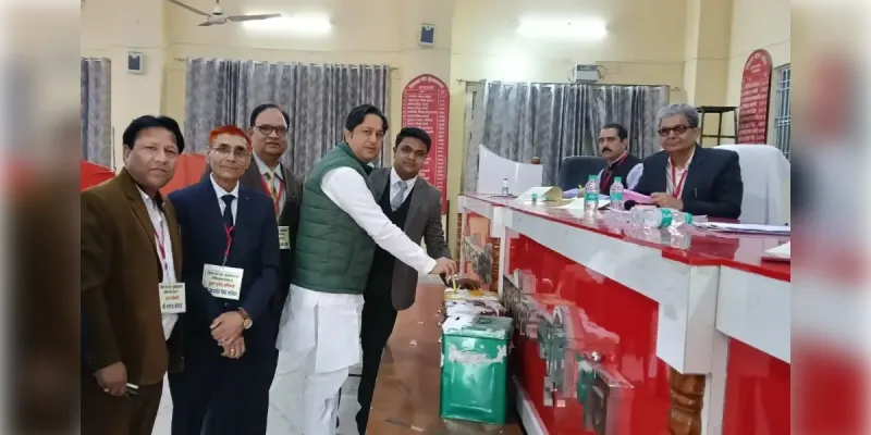 मुज़फ्फरनगर डिस्ट्रिक्ट बार संघ चुनाव का महासंग्राम, कचहरी में दिखा 'लोकतंत्र' का उत्सव, अध्यक्ष पद पर प्रमोद त्यागी, अनिल जिंदल और अंजुम खान के बीच कड़ा मुकाबला