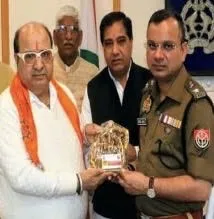 मुरादाबाद एसएसपी सतपाल अंतिल का जोरदार अभिनंदन, दलित एकता महासंघ ने स्मृति चिन्ह भेंट कर सराहा पुलिस का मानवीय चेहरा