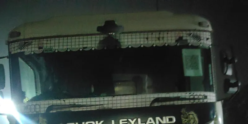  मीरापुर में दर्दनाक हादसा: कैंटर के टायर में हवा भरते समय हुआ जोरदार धमाका; पंचर दुकानदार युवक की मौत