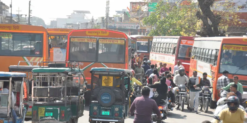 होली पर शामली रोडवेज बस स्टैंड पर उमड़ी भीड़, दिल्ली रोड पर लगा जाम