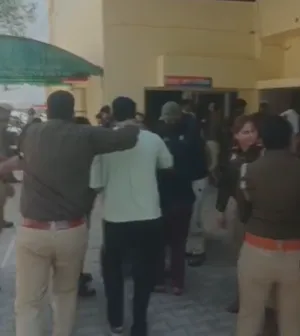 मेरठ के कंकरखेड़ा थाने में बहू की भाभी ने ससुर को जड़ा थप्पड़, जमकर चले लात-घूंसे, पांच लोगों का हुआ चालान