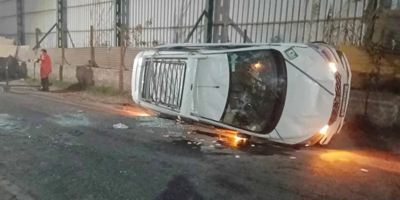 शामली बुढ़ाना रोड पर अस्थायी डिवाइडर से टकराई कार, 12 लोग घायल