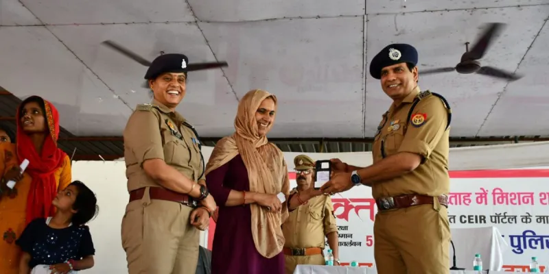 मुजफ्फरनगर पुलिस का 'नवरात्रि गिफ्ट': 28 लाख के 144 मोबाइल बरामद, SSP ने खुद सौंपे स्वामियों को फोन