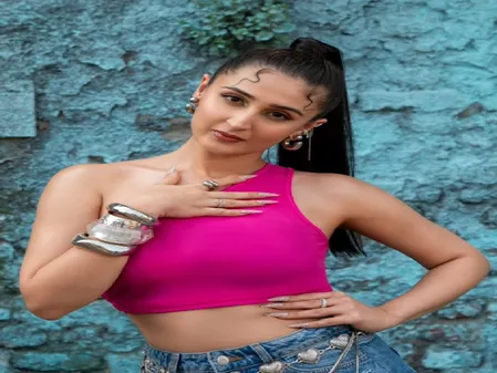 ध्वनि भानुशाली: यंग जनरेशन की फेवरेट सिंगर ने छुए दिल के तार, गाना सुन रोने पर मजबूर हो गए थे लोग