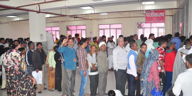 शामली में ईद की छुट्टियों के बाद जिला अस्पताल में उमड़ी भीड़, मरीजों को करना पड़ा घंटों इंतजार