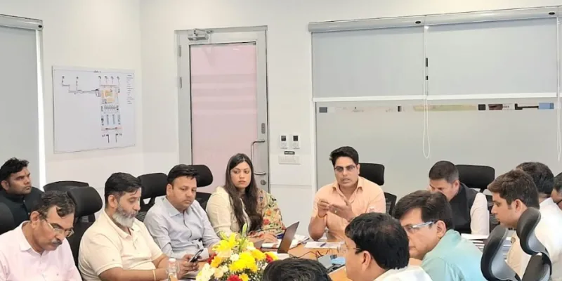 नोएडा में मंडलायुक्त ने की एयरपोर्ट लोकार्पण कार्यक्रम की तैयारियों की समीक्षा, दिए निर्देश 