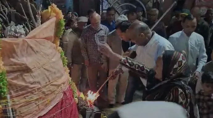 सहारनपुर में ढोल-नगाड़ों के साथ हुआ होलिका दहन, कलेक्ट्रेट पर उमड़ा जनसैलाब