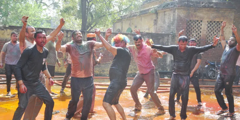 शामली पुलिस ने तिल्हैंडी पर गुलाल और खुशियों के साथ मनाया होली पर्व