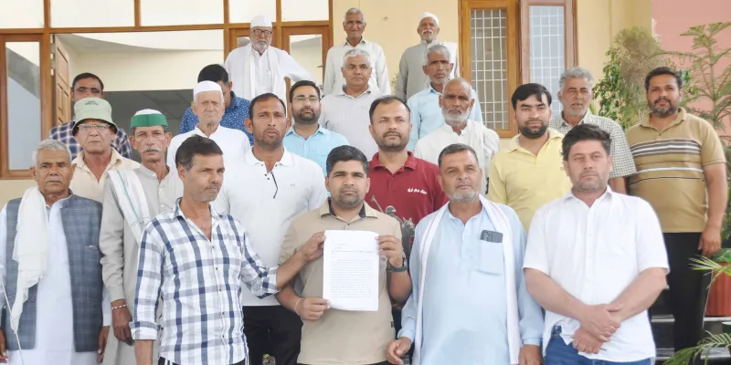 शामली: मखमूलपुर के ग्रामीणों ने अवरुद्ध नाले को खोलने की मांग को लेकर DM को ज्ञापन सौंपा