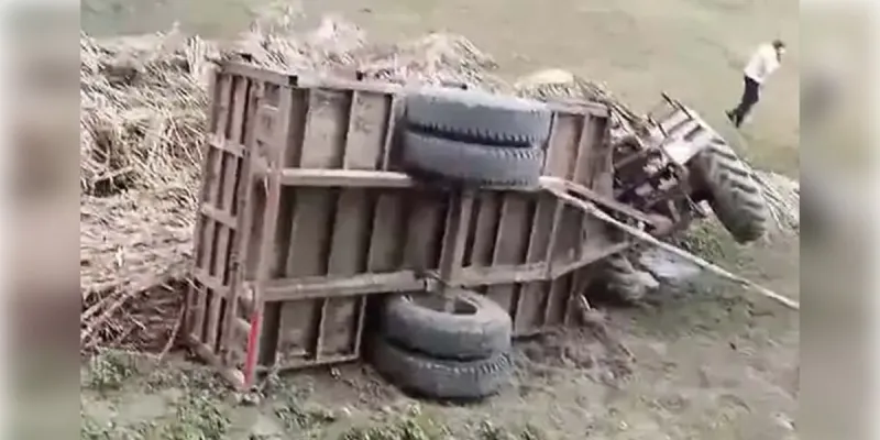 मुजफ्फरनगर: दिल्ली-देहरादून कॉरिडोर पर पलटा गन्ने से लदा ट्रैक्टर, नीचे दबने से किसान की दर्दनाक मौत