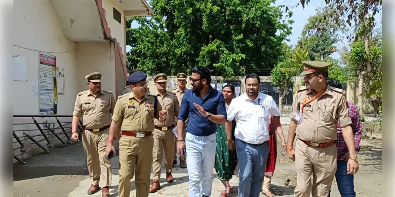 शामली में यूपी पुलिस भर्ती परीक्षा: डीएम और एसपी ने केंद्रों का औचक निरीक्षण कर लिया व्यवस्था का जायजा