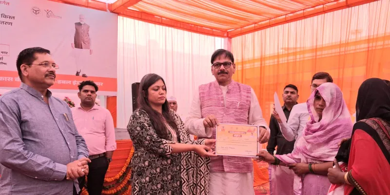 जेवर विधानसभा क्षेत्र में प्रधानमंत्री आवास योजना शहरी 2.0 के 220 लाभार्थियों को मिली 1 लाख की पहली किस्त