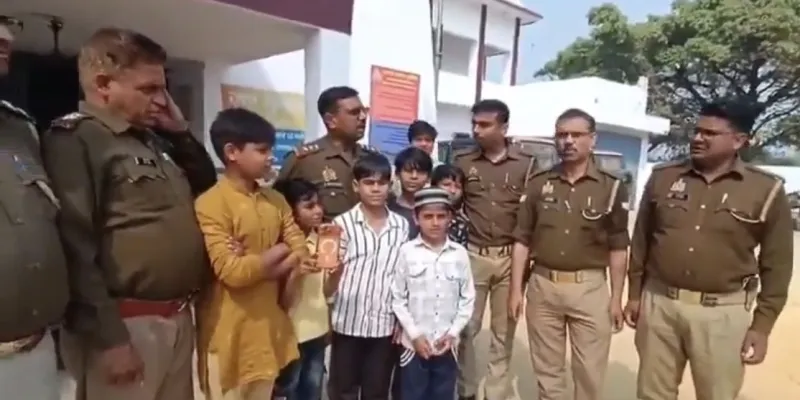 संभल में बच्चों ने पेश की ईमानदारी की मिसाल: खेल के मैदान से मिला 1.5 लाख का आईफोन पुलिस को सौंपा 