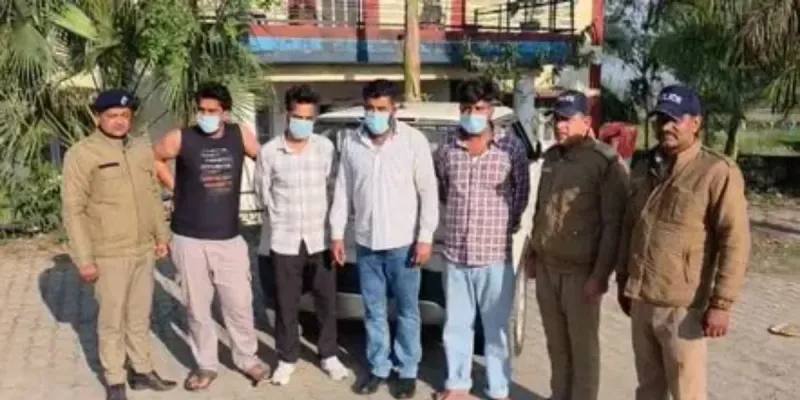 देहरादून में खूनी संघर्ष: बीच सड़क पर 8 लोगों को कार से कुचलने का प्रयास; मुजफ्फरनगर निवासी सहित 4 आरोपी गिरफ्तार