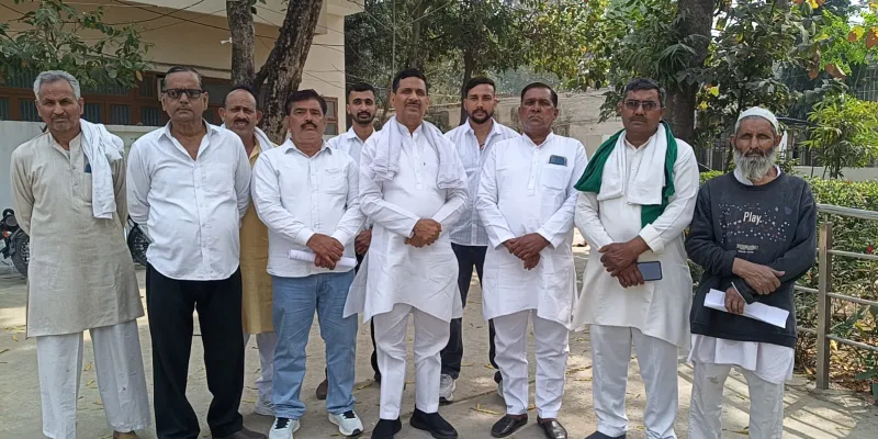 मुजफ्फरनगर: तावली सहकारी समिति के MD पर भ्रष्टाचार का गंभीर आरोप, जिला पंचायत सदस्य संग DM ऑफिस पहुंचे किसान