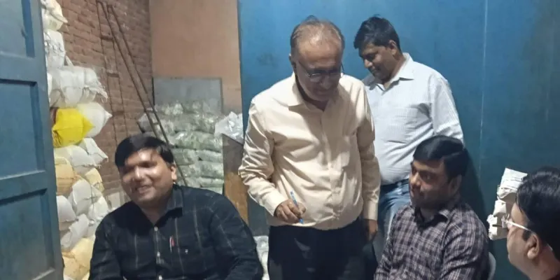 गाजियाबाद: नवरात्रि में मिलावटखोरों पर खाद्य विभाग का बड़ा प्रहार; कुट्टू का आटा और सेंधा नमक समेत भारी मात्रा में खाद्य सामग्री जब्त