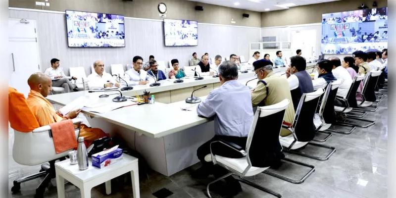 सीएम योगी की चेतावनी:त्योहारों पर माहौल बिगाड़ने वालों की खैर नहीं, अधिकारियों को दिए कड़े निर्देश