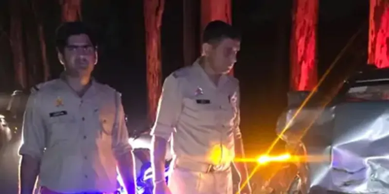 मुजफ्फरनगर में अमीगढ़ पुलिया के पास भीषण हादसा: चरथावल मार्ग पर पेड़ से टकराई कार के उड़े परखच्चे: दो युवक गंभीर रूप से घायल