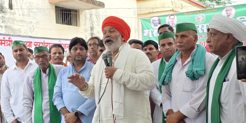 हाथरस में धरने पर बैठे किसानों के बीच पहुंचे राकेश टिकैत, सरकार को घेरा