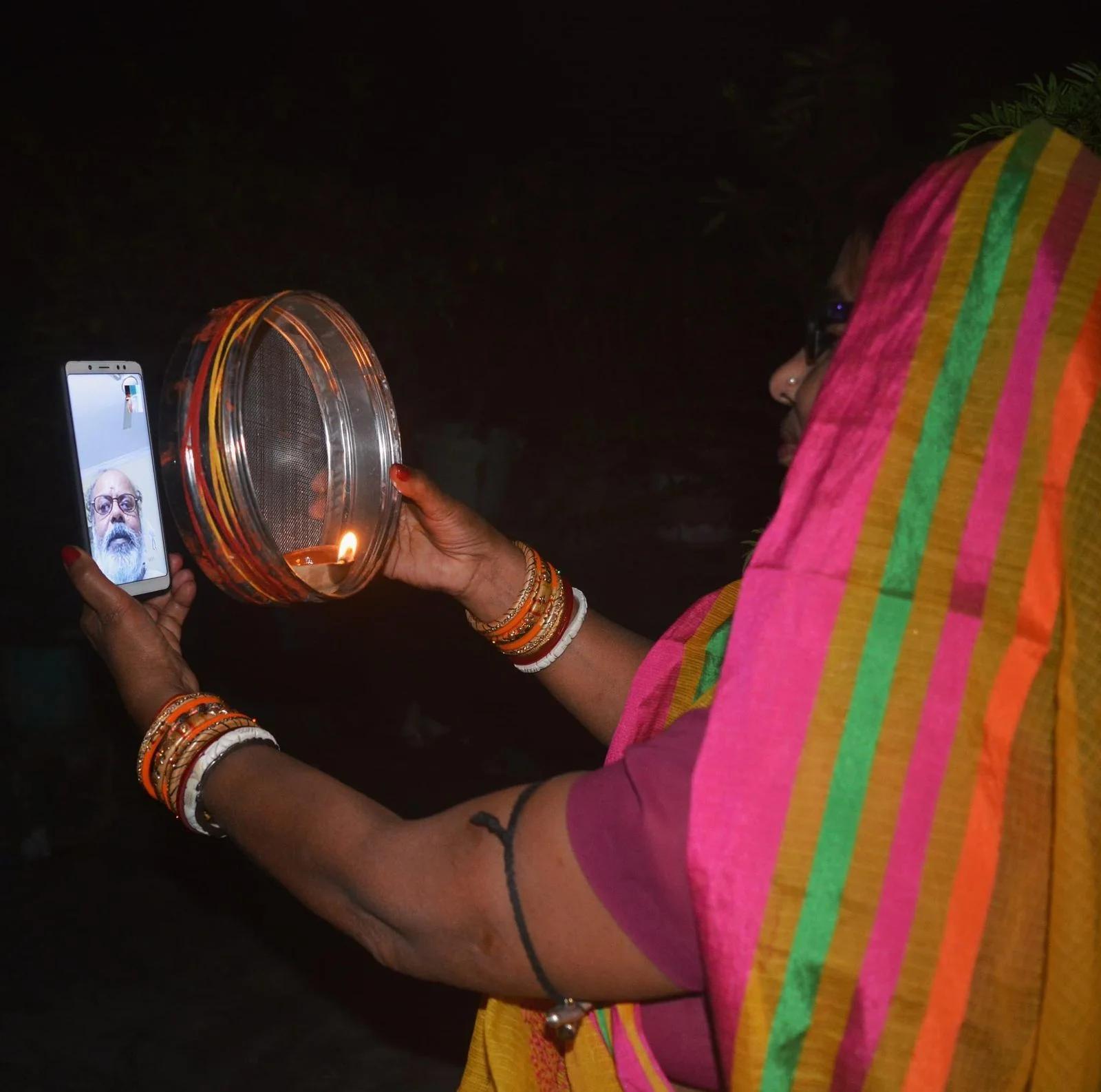 पति की लंबी आयु के लिए सुहागिन महिलाओं ने रखा करवा चौथ का व्रत, चांद का दीदार कर तोड़ा उपवास