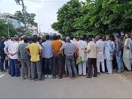 मेरठ एसएसपी आफिस में प्रदर्शन कर रहे ग्रामीणों ने आरोपी को पुलिस से छुड़ाया