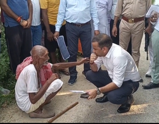 डीएम शैलेष कुमार ने सौ वर्षीय बुजुर्ग की फरियाद जमीन पर बैठकर सुनी, वीडियो वायरल, लोगों ने की सराहना