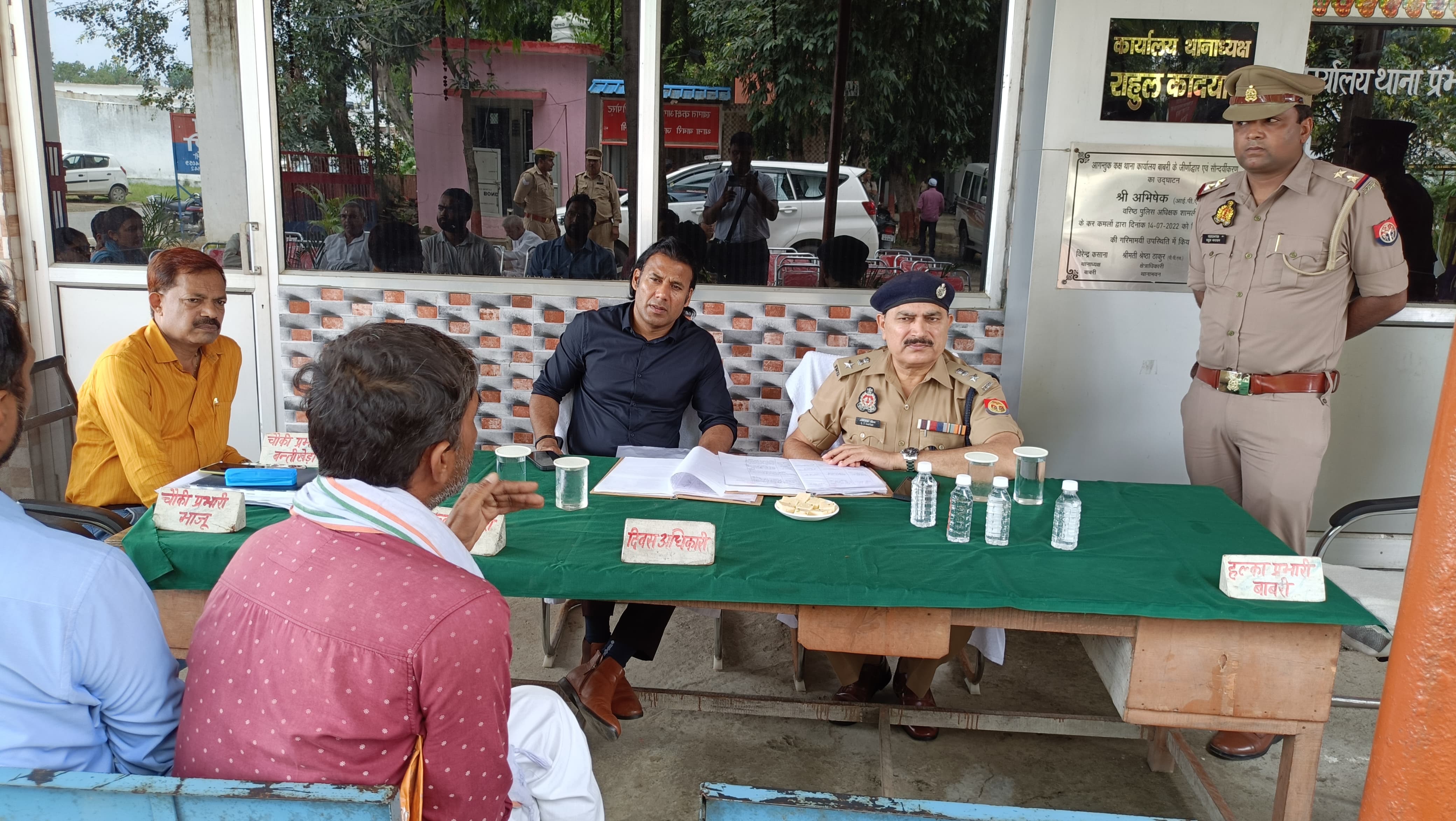 शामली में डीएम ने फरियादी को खुद मिलाया फोन, ली समस्या के निस्तारण की जानकारी