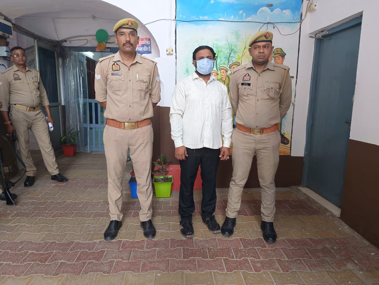 देवबंद पुलिस ने एनबीडब्ल्यू वारंटी अभियुक्त को गिरफ्तार किया