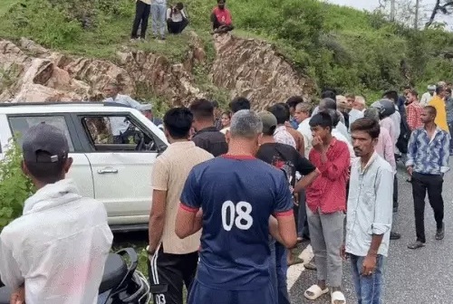 उदयपुर के खेरवाड़ा में कार नाले में गिरी, 3 की मौत, 2 ने कांच तोड़कर बचाई जान