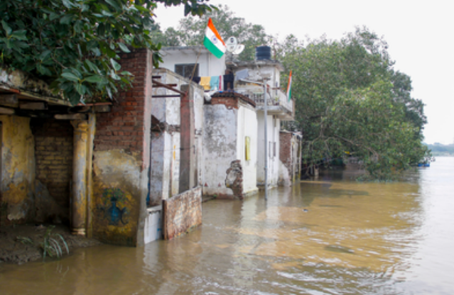 दिल्ली एनसीआर में झमाझम बारिश: यमुना का जलस्तर फिर बढ़ा, खेतों और घरों में घुसा पानी