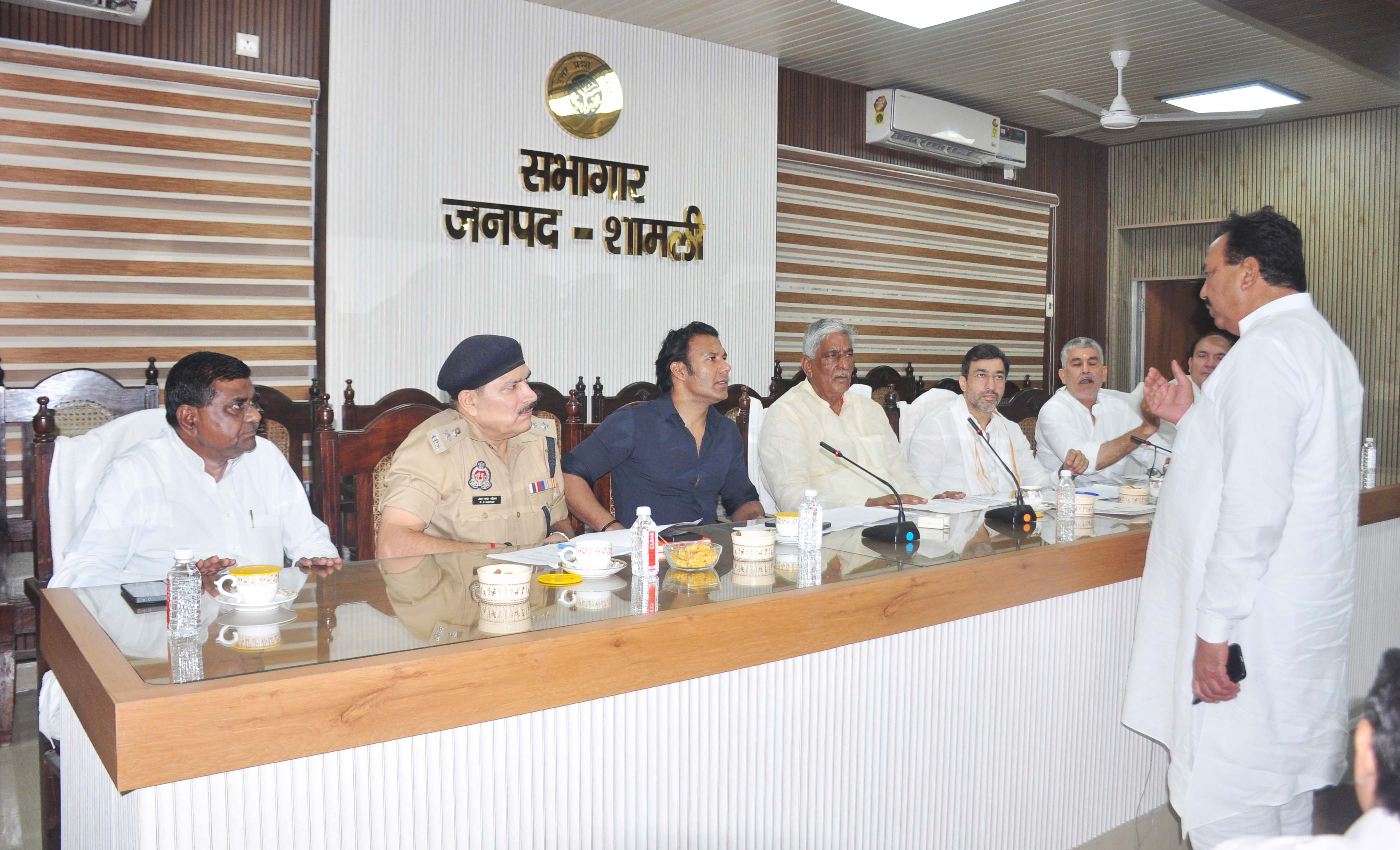 शामली में डीएम की अध्यक्षता में जनप्रतिनिधियों की शिकायतों पर समीक्षा बैठक