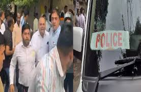 मेरठ कचहरी में हंगामा: वकीलों ने सादी वर्दी में हरियाणा पुलिस को बदमाश समझकर पीटा, गाड़ी के शीशे तोड़े
