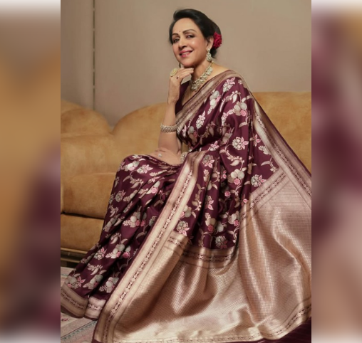 हेमा मालिनी ने साड़ी पहनकर गणपति बप्पा का किया स्वागत, फैंस बोले- ‘आज भी वही ड्रीम गर्ल हो आप’