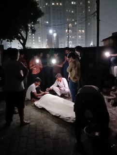 गाजियाबाद श्मशान घाट में 45 दिन से बिजली गायब, मोबाइल की रोशनी में हो रहा अंतिम संस्कार