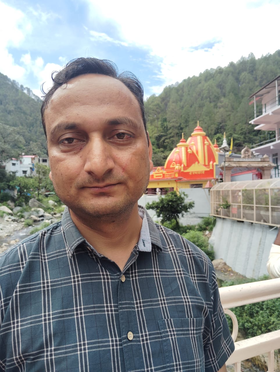 सेंट्रल स्टेशन की पार्किंग में खड़ी लग्ज़री कार में मिला सीआरपीएफ इंस्पेक्टर का शव