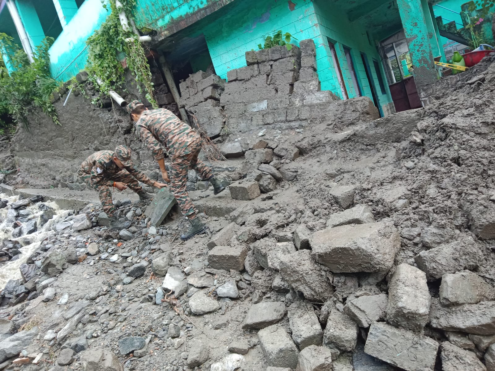 उत्तराखंड के थराली में बादल फटने से भारी तबाही, एक युवती की मौत, एक लापता