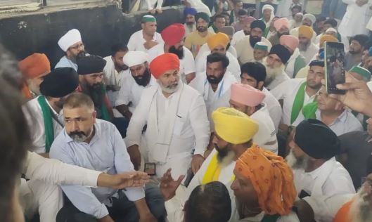 हरिद्वार टोल प्लाजा पर किसानों का उग्र आंदोलन, राकेश टिकैत ने किया महापंचायत का ऐलान